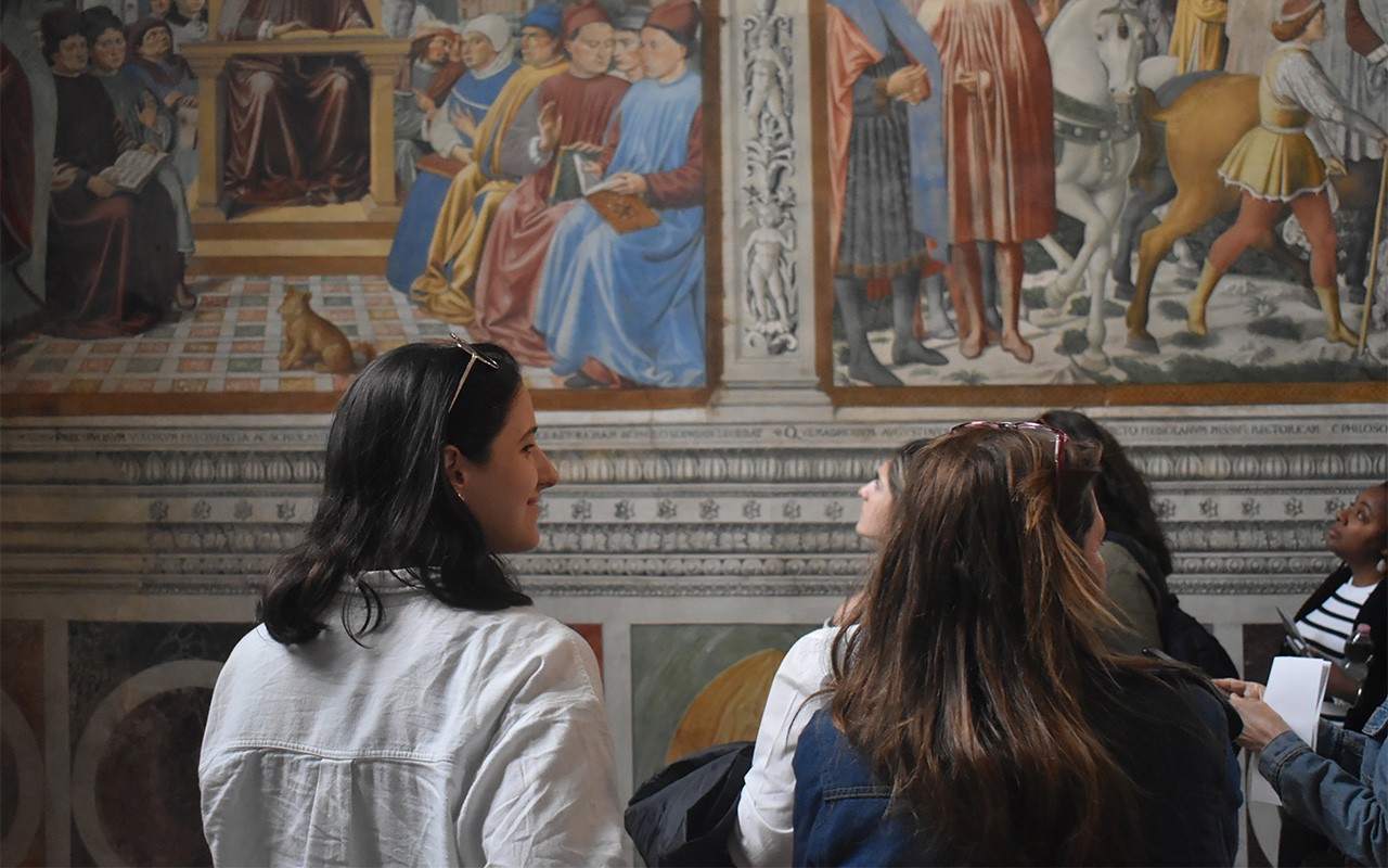 Members of the Women’s Pellegrinaggio Augustiniano looking at artwork.